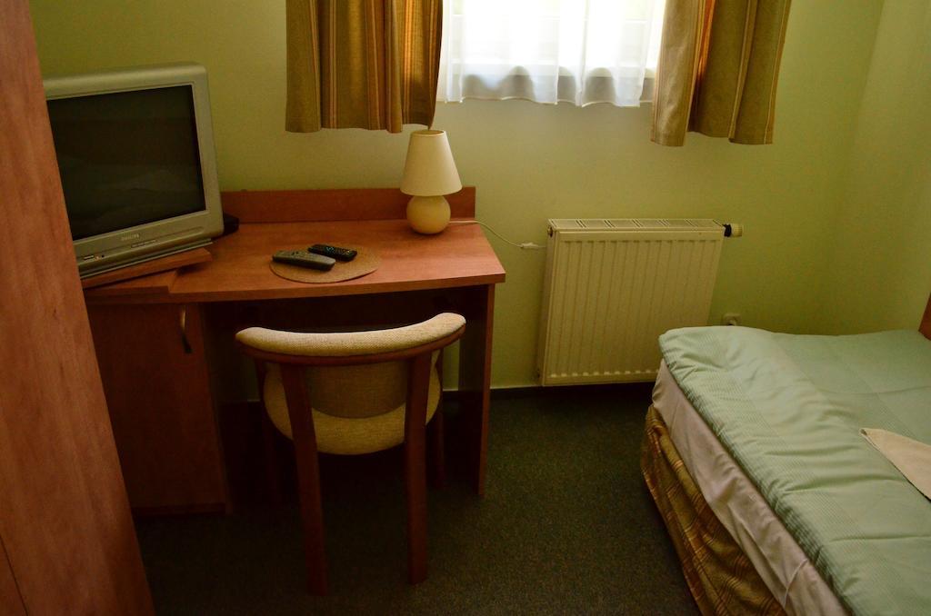 Hotel Mikorzyn Ślesin Habitación foto