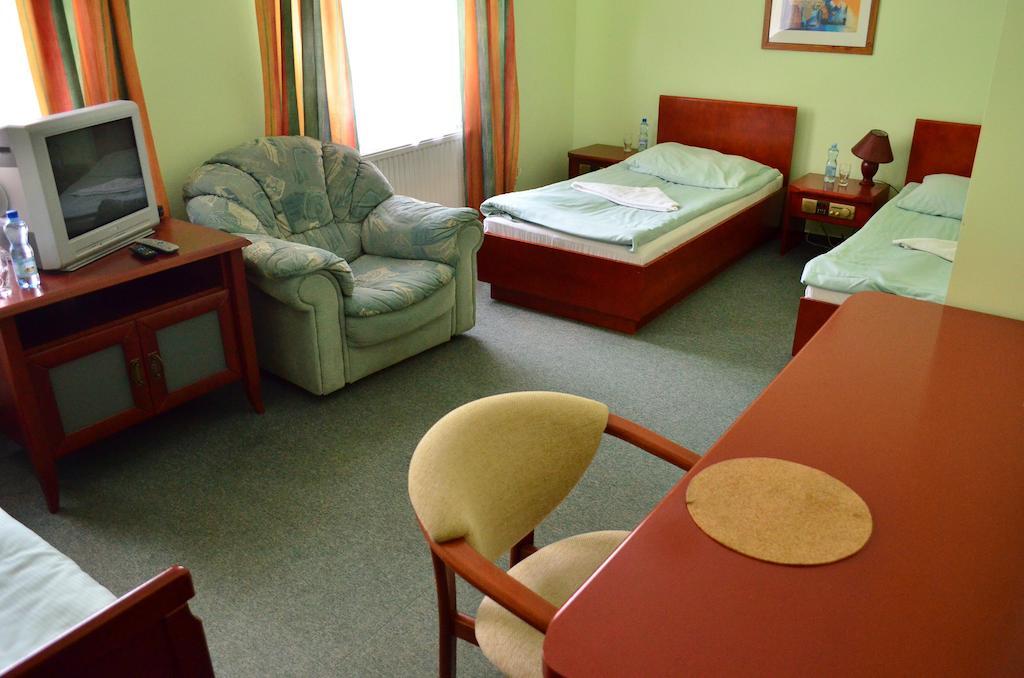 Hotel Mikorzyn Ślesin Habitación foto