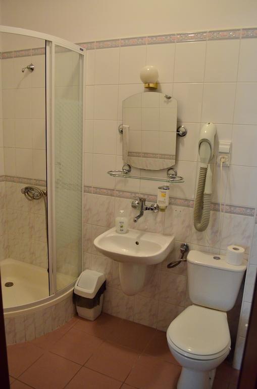 Hotel Mikorzyn Ślesin Habitación foto